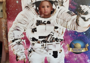 Dziecko w fotobutce kosmonauty.