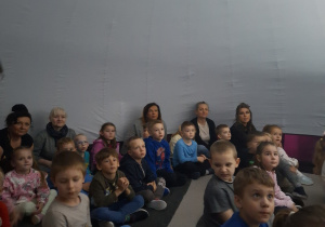 Dzieci w namiocie orbitrek.