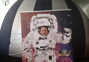 Dziecko w fotobutce kosmonauty.