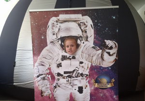 Dziecko w fotobutce kosmonauty.