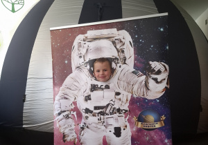 Dziecko w fotobutce kosmonauty.