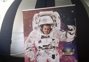 Dziecko w fotobutce kosmonauty.