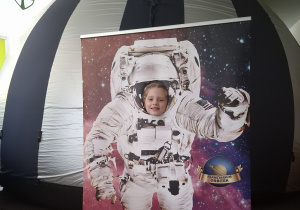 Dziecko w fotobutce kosmonauty.