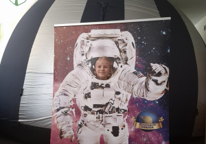 Dziecko w fotobutce kosmonauty.