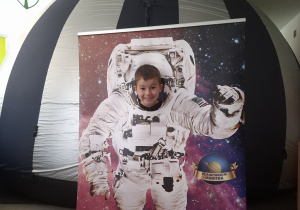 Dziecko w fotobutce kosmonauty.