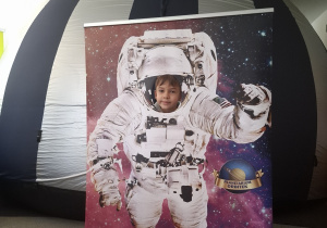 Dziecko w fotobutce kosmonauty.