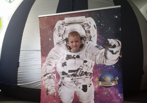 Dziecko w fotobutce kosmonauty.