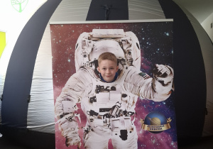 Dziecko w fotobutce kosmonauty.
