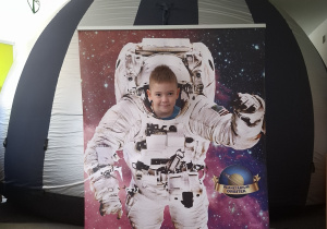 Dziecko w fotobutce kosmonauty.