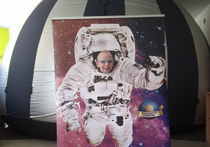 Dziecko w fotobutce kosmonauty.