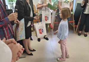 Helenka odbiera dyplom i upominek.