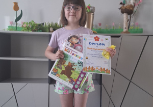 Dziewczynka z nagrodą z konkursu w którym zajęła II miejsce.