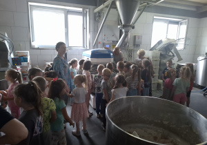 Dzieci w piekarni obserwują produkcję pieczywa.