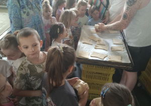 Dzieci w piekarni obserwują produkcję pieczywa.