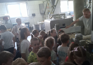 Dzieci w piekarni obserwują produkcję pieczywa.