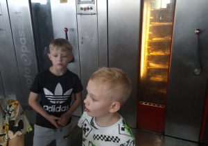 Dzieci w piekarni obserwują produkcję pieczywa, piece.