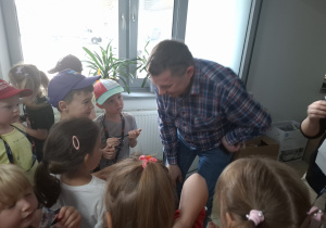 Dzieci składają podziękowania.