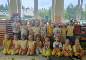 Zdjęcie grupowe w żółtych ubiorach.