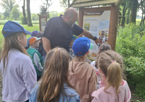 Dzieci na ścieżce edukacyjnej.