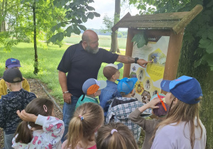 Dzieci na ścieżce edukacyjnej.