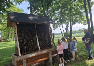 Dzieci na ścieżce edukacyjnej tężnia.