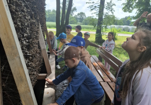Dzieci na ścieżce edukacyjnej tężnia.