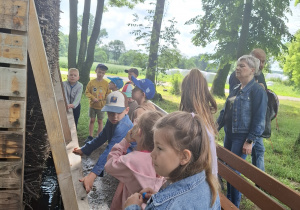 Dzieci na ścieżce edukacyjnej.