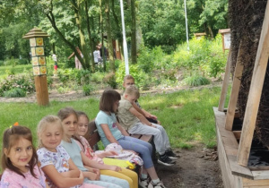 Dzieci na ścieżce edukacyjnej.
