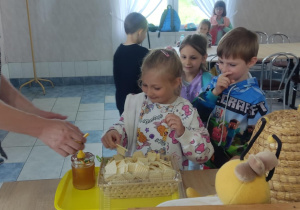 Dzieci podczas degustacji miodu.