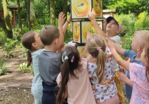 Dzieci na ścieżce edukacyjnej.