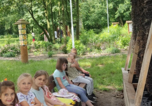 Dzieci na ścieżce edukacyjnej.