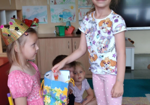 Dzieci składają jubilatce życzenia.