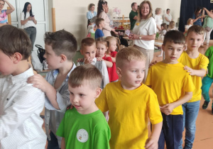 Dzieci bawią się z animatorem.