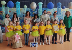 Zdjęcie grupowe z organizatorami i sponsorami konkursu.