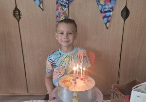 Fabian świętuje z dziećmi 5 urodziny.