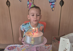 Fabian świętuje z dziećmi 5 urodziny.