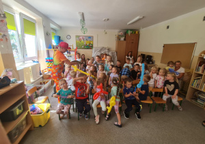 Widownia poznaje węża.