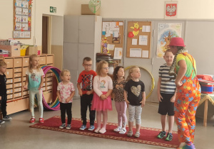 Widownia poznaje węża.