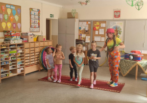 Widownia poznaje węża.