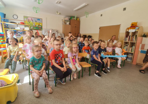 Widownia obserwuje występy cyrkowca.