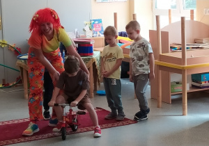 Jazda na mini rowerku.