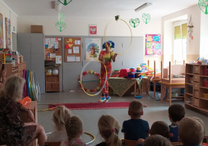 Zonglerka z obręczami.