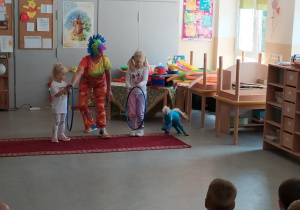 Zonglerka z obręczami.