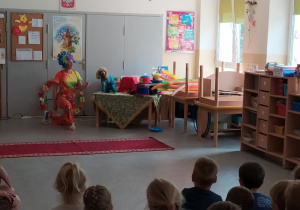 Piesek w roli cyrkowca.