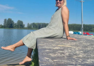 Pani pozuje na molo.