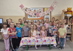 Dzieci świętują urodziny koleżanek.