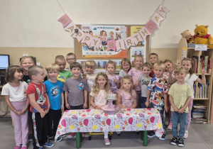 Dzieci świętują urodziny koleżanek.