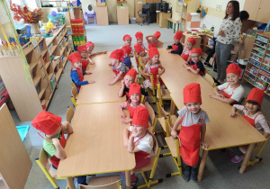 Dzieci w strojach kucharskich.