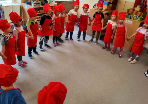 Dzieci w strojach kucharskich.