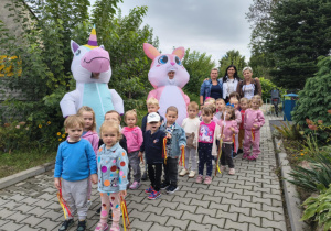 Zdjęcie grupowe przed przedszkolem.